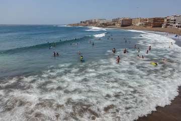 Quejas de los surferos de Salinetas por prohibirles usar la playa estos días de oleaje/TA y Antonjio Rico.